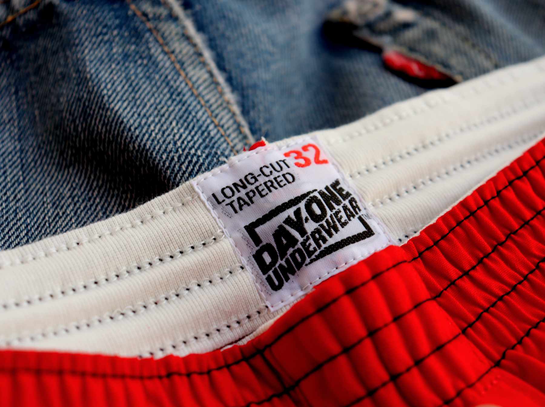ビンテージのアンダーウェアウエストバンド。red boxer, red underwear for men and levis 501 xx.
